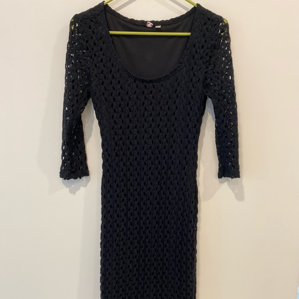 Body con crocheted midi dress